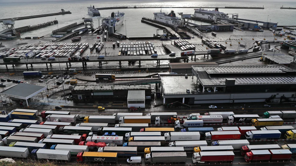 Lastbilar köar till hamnen i Dover den 11 december. Arkivbild.