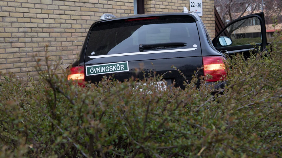 Övningsbilen körde i en häck och ett sophus. Bilden är från en annan olycka med ett övningskörningsekipage.