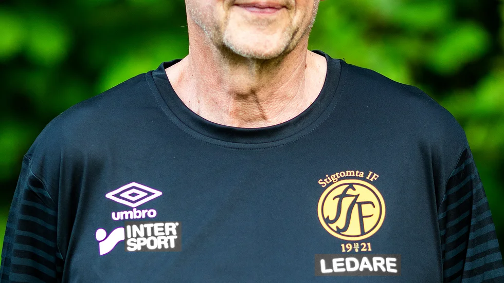 Kjell Larsson var mannen som såg till att Gyllene Tider och världsstjärnan Tom Jones kom hit. Kjell Larsson var också mister Stigtomta IF. 