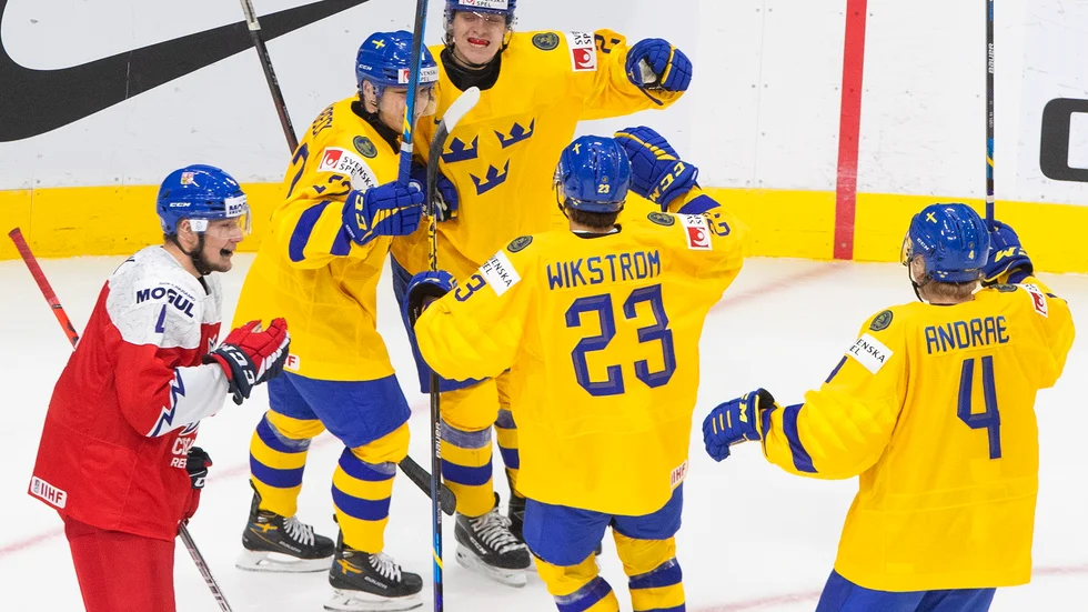 Emil Andrae, nummer fyra, jublar sedan Oscar Bjerselius gjort 6-1 för Sverige i JVM-premiären.