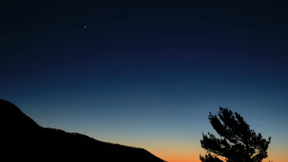 Med en kikare kan man få se Saturnus ringar och Jupiters månar mötas på måndag. Bilden visar planeternas position förra söndagen.