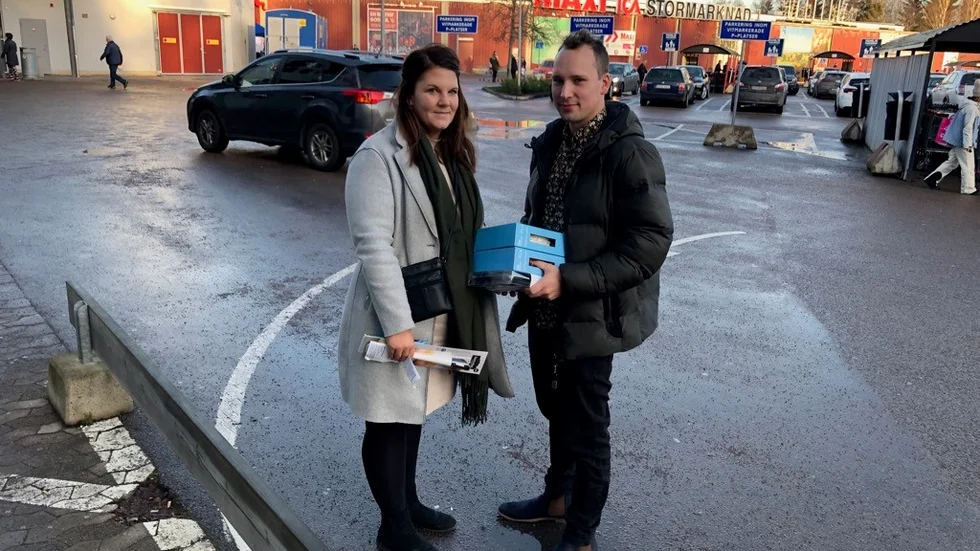 Sanna och Viktor Lundström bor i Mjölby men passar på att handla tillsammans i Motala när de är lediga.