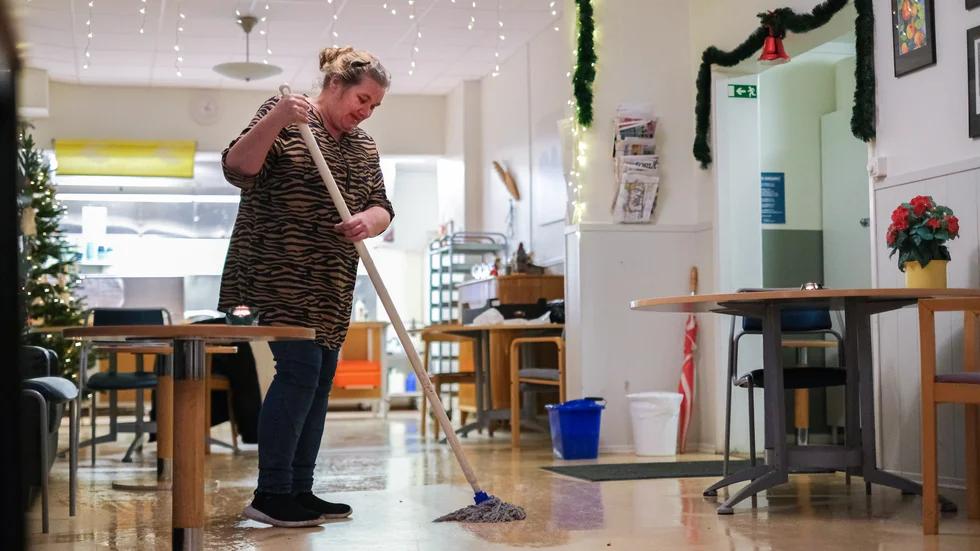 När kontaktcentrum stänger för dagen ska det städas. Vänligt men bestämt uppmanas besökarna att dra sig hemåt. Medan de kan.