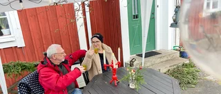 Bernt och Susanne firar julafton utomhus med nära och kära