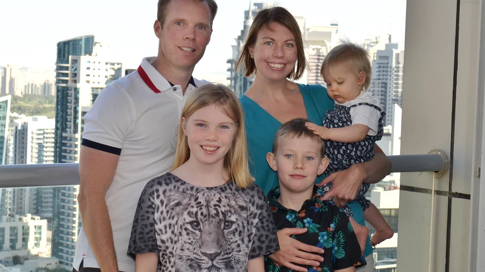 Hela familjen Källstrand i Dubai, i väntan på att resa vidare mot Abu Dhabi där de två kommande åren ska spenderas.