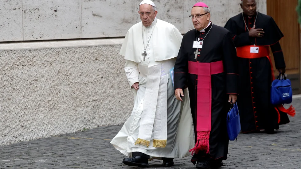 Belarusiske ärkebiskopen Tadeusz Kondrusiewicz, i svart och cerise, i samtal med påve Franciskus för två år sedan. Påven har nu bistått honom för att få komma hem till jul.
