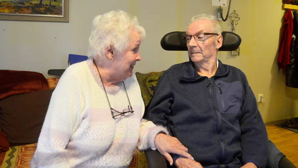 Irene och Pertti Sirola får, efter sex månader av besökförbud, äntligen sitta i samma rum igen.