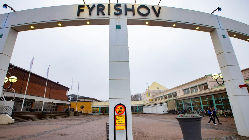 Två män misstänks för en stöldräd i ett omklädningsrum på Fyrishov. 