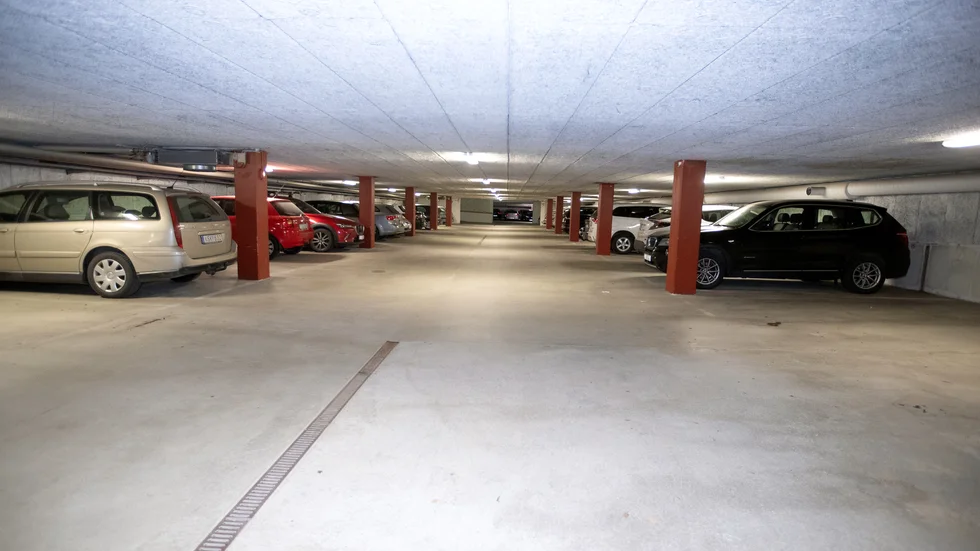En man åtalas för att vid upprepade tillfällen ha kissat i ett parkeringshus i Uppsala. Parkeringshuset på bilden har inget med ärendet att göra.