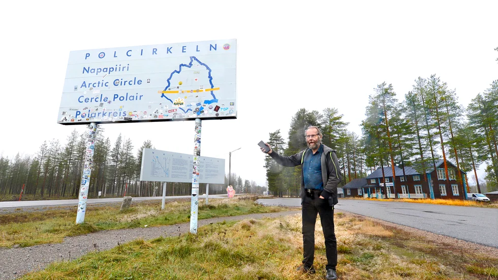 Avspärrningar gör att det inte går att köra in på polcirkelrastplatsen. Men nu säger sig markägaren Glenn Lundström vara beredd att ta bort hindren, om ett avtal kan slutas med Trafikverket.