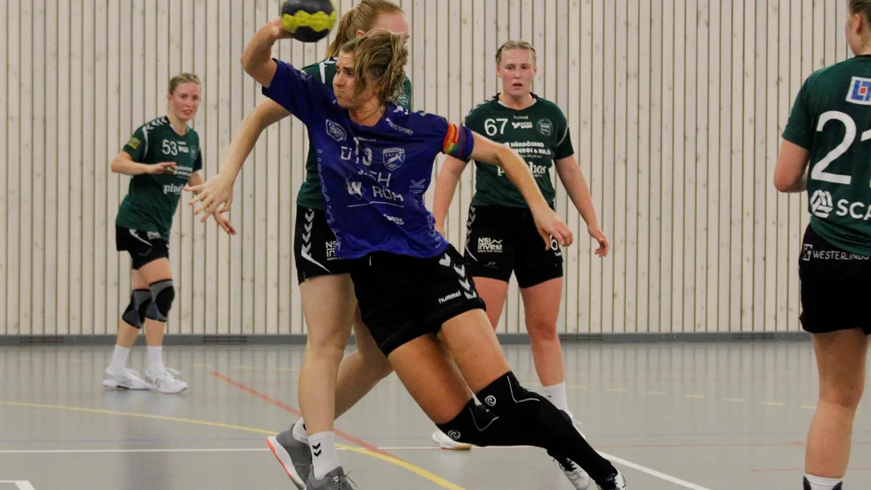 Kapten Matilda Widén visar vägen med kraftfullt linjespel. Hon gjorde sex mål mot Härnösand.