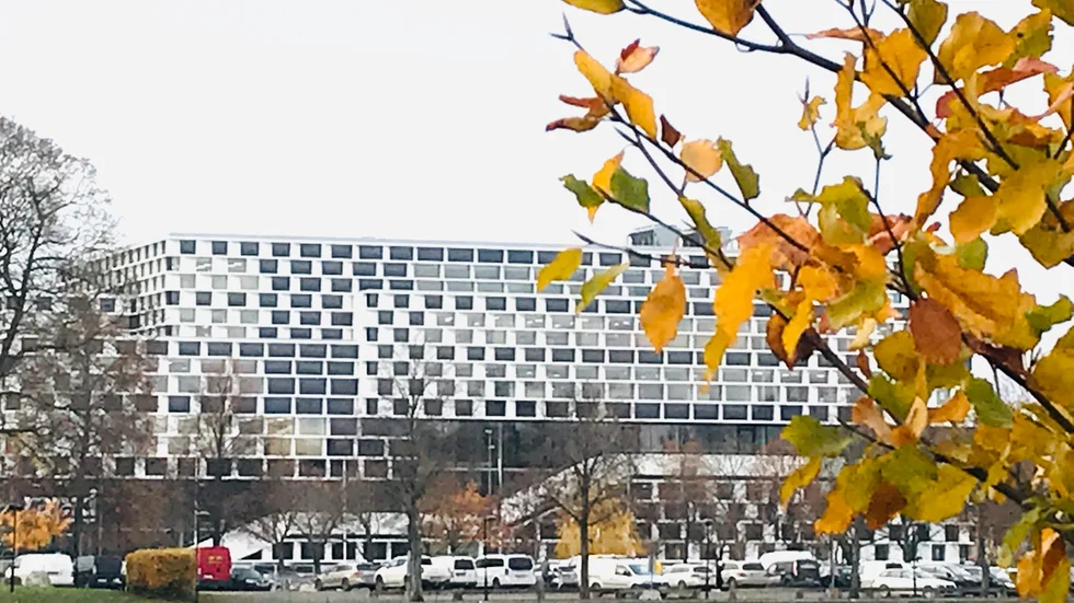 Drygt 100 studerande vid MDH har nu bekräftats smittade med covid-19 efter inomhusaktiviteter i Västerås. Bara en handfull bor i Eskilstuna/Sörmland. Högskolan betonar egenansvar för studenterna.