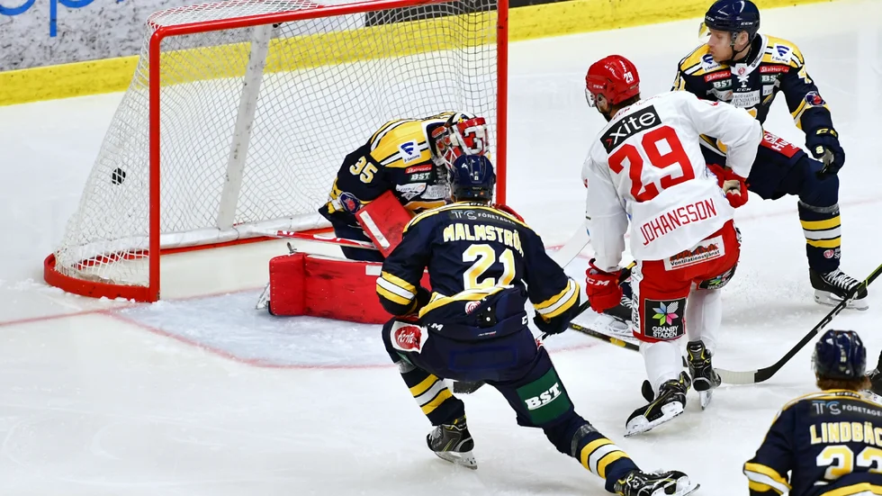 Mattias Johansson gör inte så många mål på en säsongen, men mot Södertälje satte han 0-1 i början av den första perioden. Målvakten Filip Gustavsson hinner inte med att se det skottet. Pucken sitter till höger om honom. Johansson gjorde även 2-4-målet.