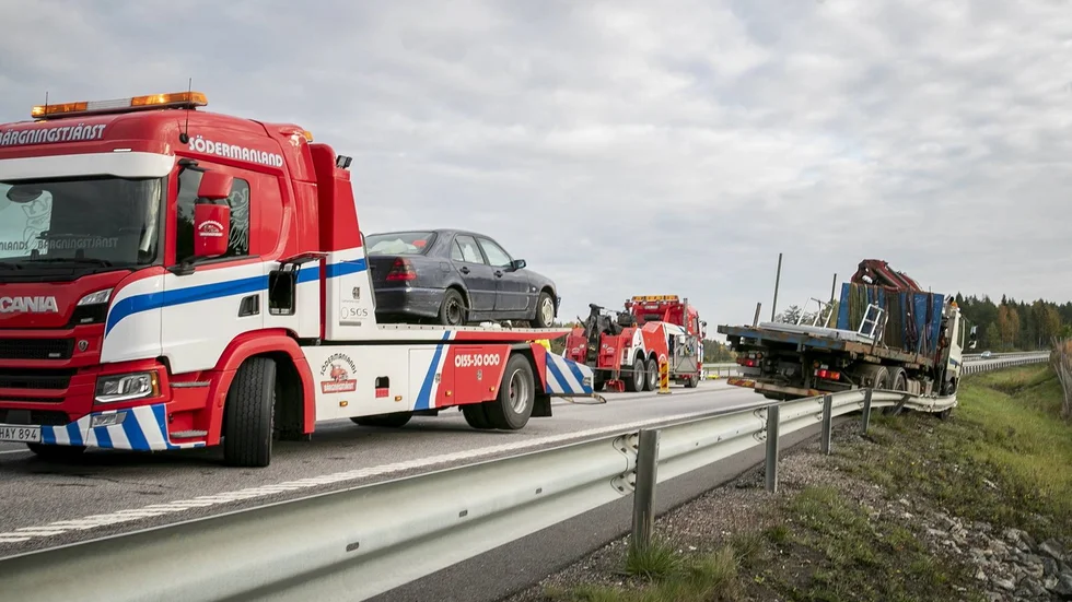 Lastbilschauffören fördes medvetslös med ambulans till sjukhus, men hans liv gick inte att rädda.