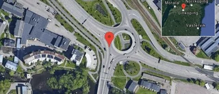 Olja på vägen stör trafiken