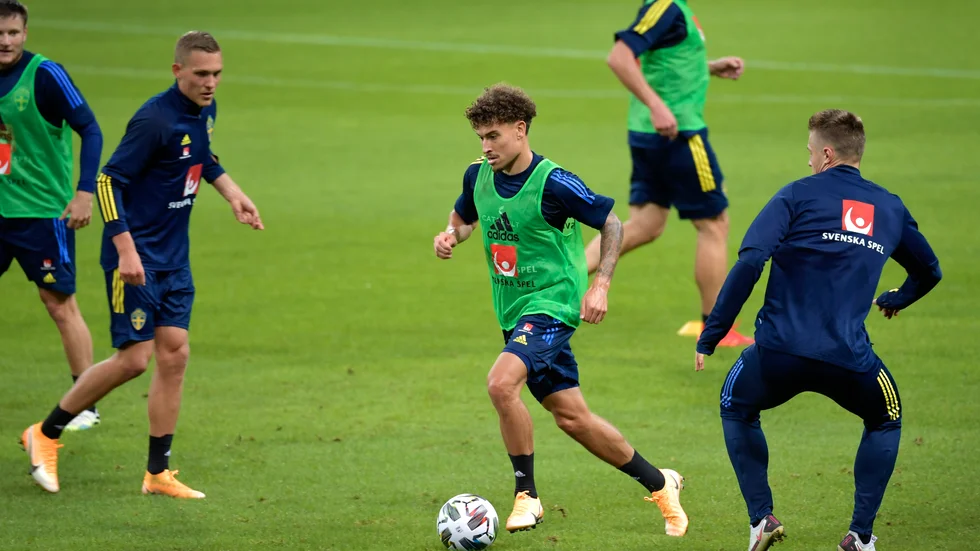 Jordan Larsson, mitten, får chansen från start i bortamötet med Ryssland. Precis som debutanten Carl Starfelt.
