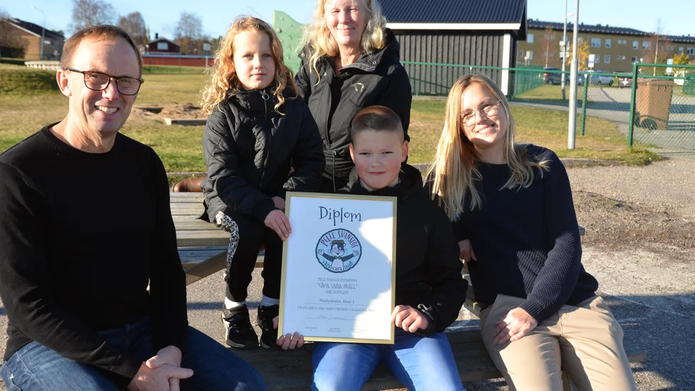 Kjell Vikström, Adele Fredriksson, Annelie Hahne, Leo Chichin och Mariann Boström är glada över stipendiet.