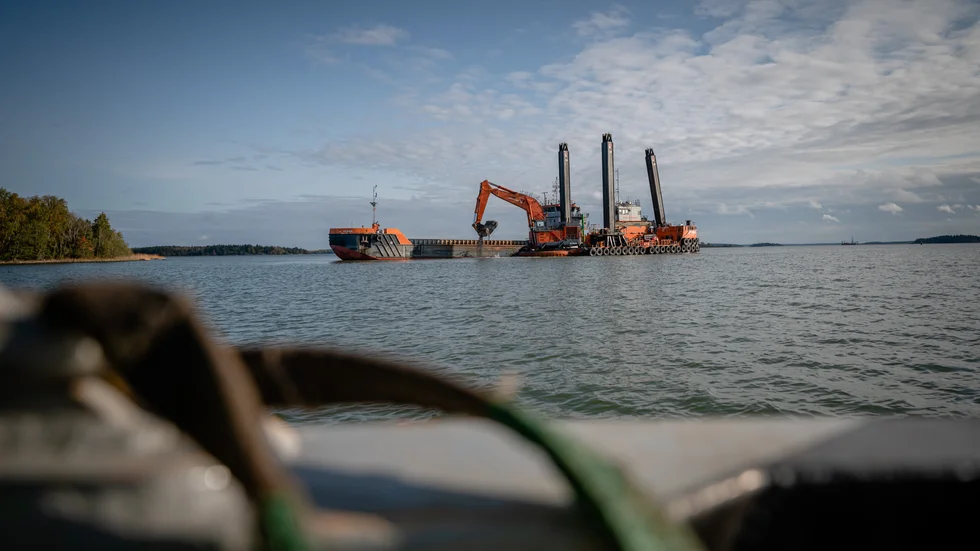 På grund av ett kalibreringsfel muddrade det finska bolaget för djupt i farleden till Hargshamn. Nu riskerar Sjöfartsverket åtal för miljöbrott.