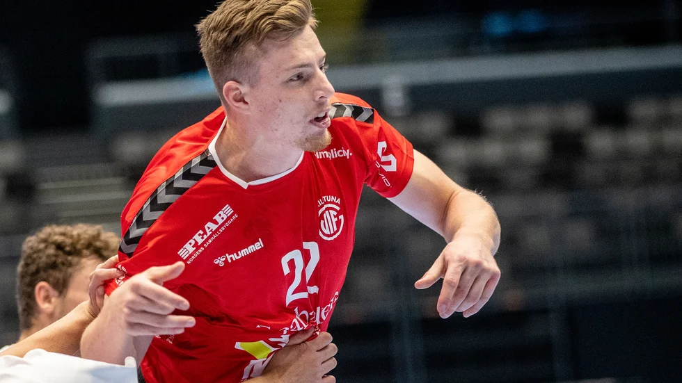 Högernian Erik Persson delar speltiden med Rickard Åkerman och så här långt har båda spelarna gjort 16 mål var i Handbollsligan.