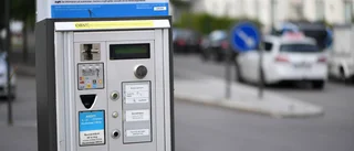 Svarta plastsäckar över parkeringsautomater
