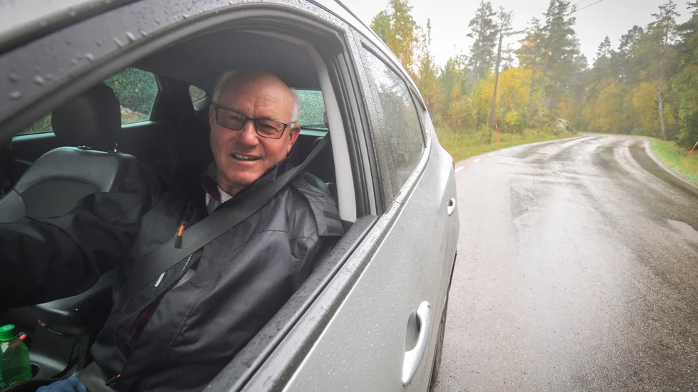 Leif Johansson är upprörd över att vägen till och genom Ålberga inte förbättras. Han har själv drivit frågan om förbättringar genom S-föreningen i Kiladalen.