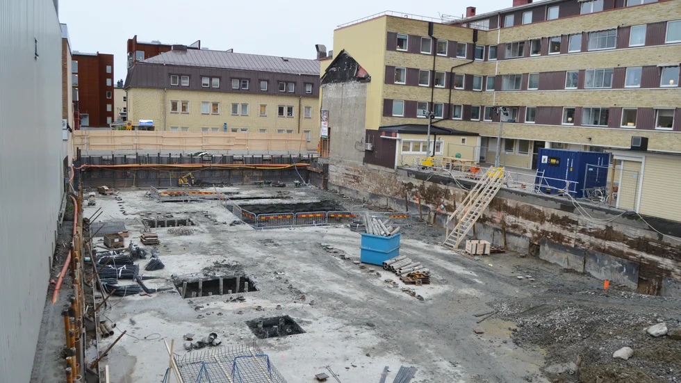 Höderskrapan beräknas stå färdig mot slutet av 2021. Där det stora hålet syns skall en stor lyftkran ställas under bygget.