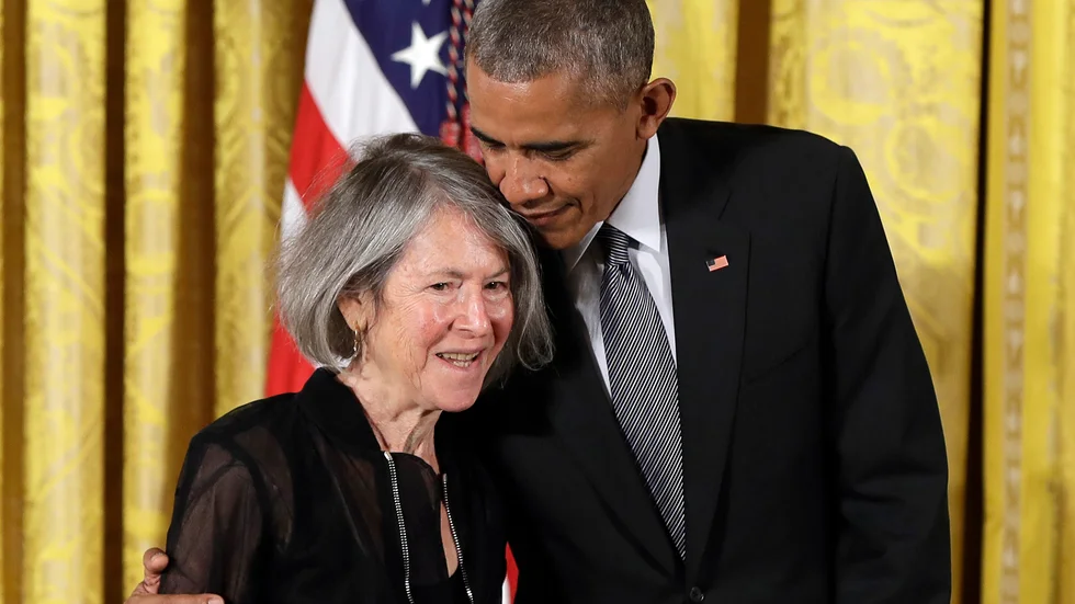 Den amerikanska poeten Louise Glück får Nobelpriset i litteratur 2020. Här tillsammans med USA:s dåvarande president Barack Obama 2016.