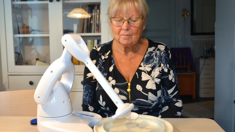 "Tack och lov att det finns sådana här hjälpmedel" säger Anna-Lisa Utterström apropå roboten som hjälper i matsituationerna.