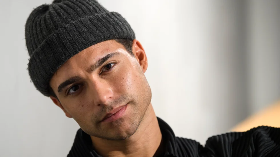 Eric Saade gör comeback i Melodifestivalen med låten "Every minute". "Jag älskar det här sammanhanget, kommer aldrig att stänga dörren. Sveriges bästa musikprogram där man får framföra sina låt och skapa sitt nummer. Konstnärlig frihet till max, det finns inte annars i Sverige", säger han.