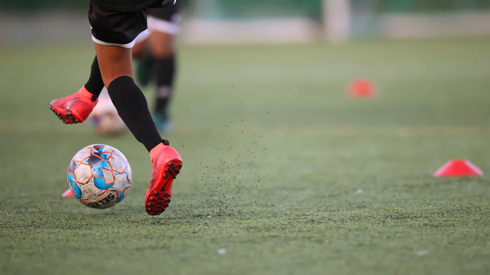 Föreningar som har unga spelare med utländsk bakgrund vittnar om förolämpningar och rasistiska påhopp från både spelare och föräldrar i motståndarlagen, skriver debattörerna.