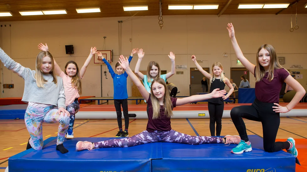Två gånger i veckan tränar Motala gymnastiskförenings yngsta truppgymnaster. Men några svårare övningar sätter de rådande restriktionerna stopp för. De är dock glada över att de kan fortsätta träna. 