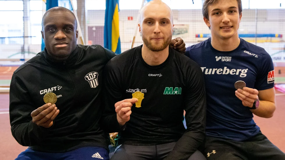 Desmond Rogo från Upsala IF tillsammans Kasper Kadestål och Emil Johansson vid prisutdelningen efter 200m.