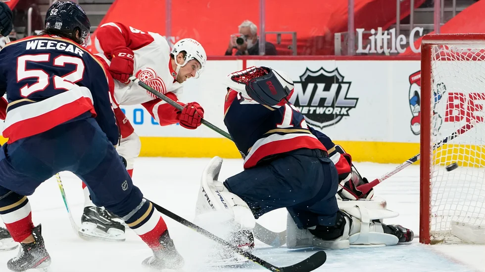 Detroits Mathias Bromé gör karriärens första NHL-mål.