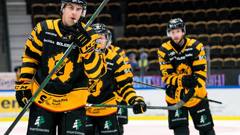 Joakim Lindström gjorde två mål och fick prova på sin gamla position i powerplay när AIK föll hemma mot Leksand. 