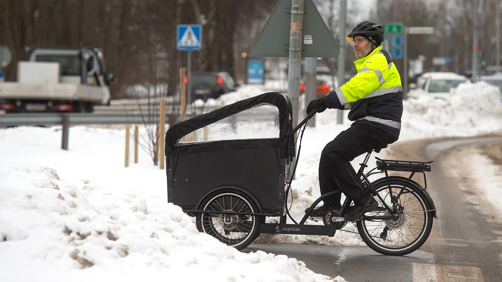 Anders Lindberg tyckte det var onödigt med två bilar. Nu kör han lådcykeln till och från jobbet både på sommaren och vintern. "Bilen vi har använder vi mest på helgerna", säger han.