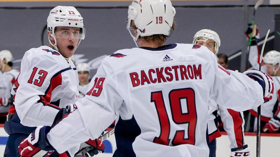 Jakub Vrana jublar tillsammans med Nicklas Bäckström efter sitt 2-0-mål.