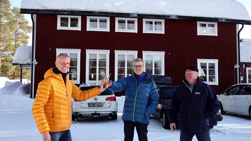 Per Lenndin, projektledare för Piteå 400 år, överräcker priset till Bo Forsell och Dennis Lövgren i Storsunds byaförening för bästa bild från byarna.