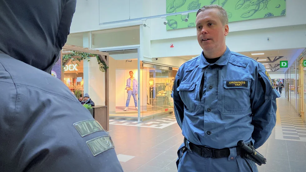 Ordningsvakten Erik Isman pratar med en ung man som var i köpcentret när tårgasattacken skedde och som hjälpte till att få ut folk. 