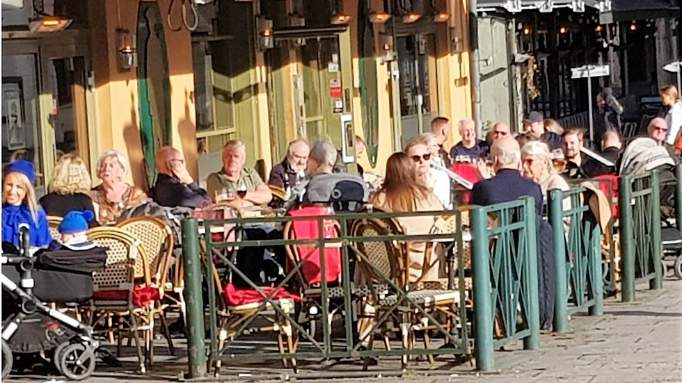 Premiär: Fint väder och Linköpingsbor passar på att äta och sitta på uteserveringar. 