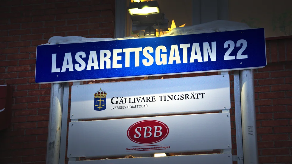 Kvinnan dömdes till två års fängelse för grov fridskränking, men slipper nu sitt fängelsestraff. 