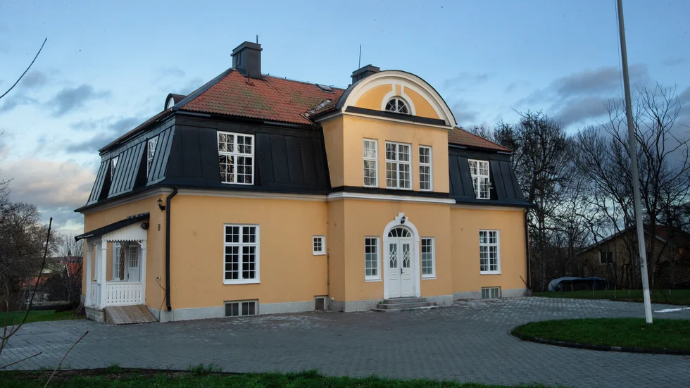 En niorumsvilla i Bergsbrunna säljs på exekutiv auktion av Kronofogden. Priset är satt till 11 miljoner kronor.