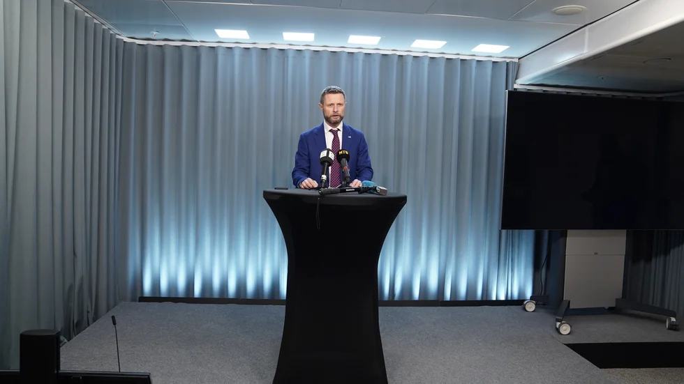 Norges hälsominister Bent Høie (H) under söndagskvällens presskonferens.
