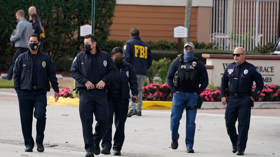 Poliser på plats utanför det hyreshus i Sunrise i Florida där flera FBI-agenter rapporteras ha skjutits.