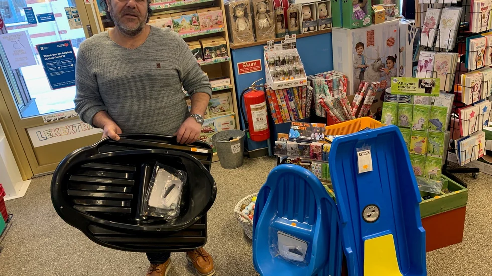 Mahmoud Hadrous, ägare till leksaksaffärerna i Gamleby och Västervik, har letat på lagret efter fler pulkor. Trots att han hade många från början har nästan alla gått åt.