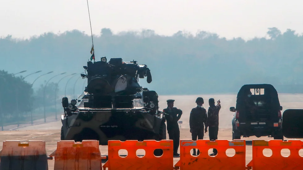 Myanmarisk militär vid en vägspärr utanför huvudstaden Naypyitaw.