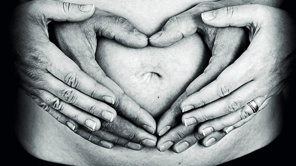 Skribenten tycker det är märkligt att pappan får vara med på förlossningen, men inte på BB.