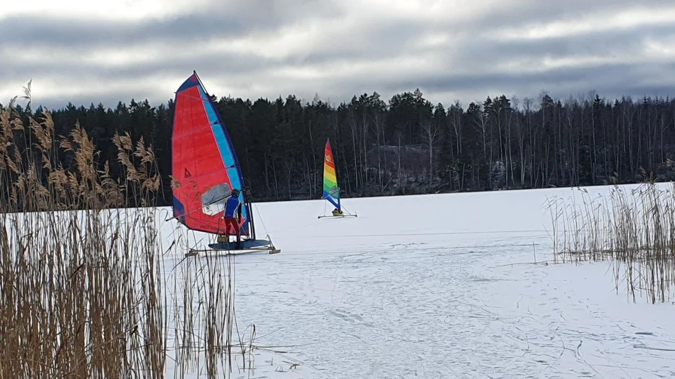 Hasse Söderberg seglade på Kvännarisen på tisdagen, men på onsdagen var det vindstilla.