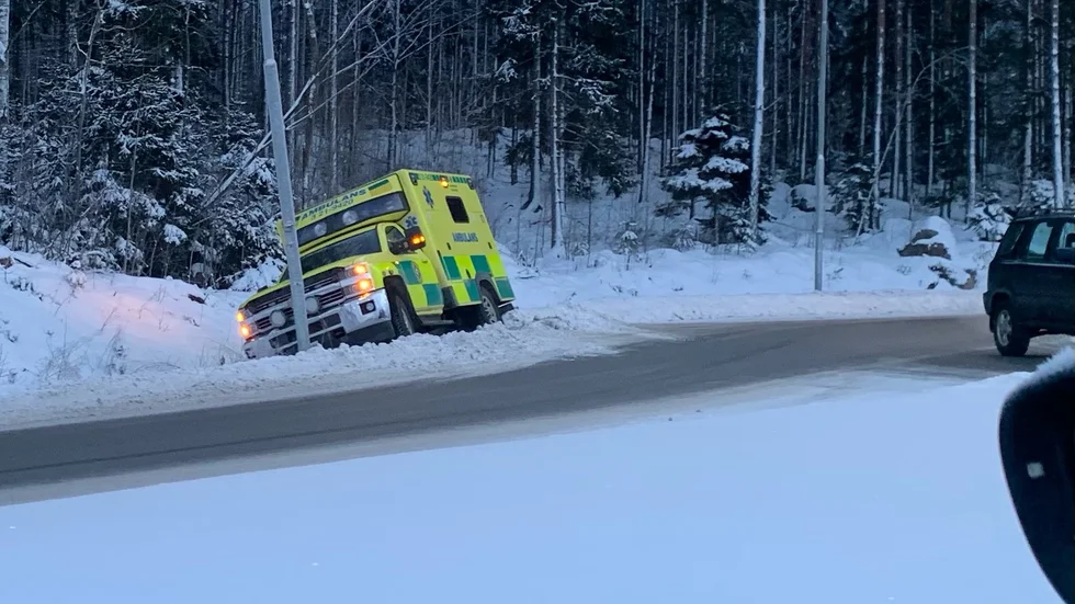En ambulans körde i diket i Knivsta.