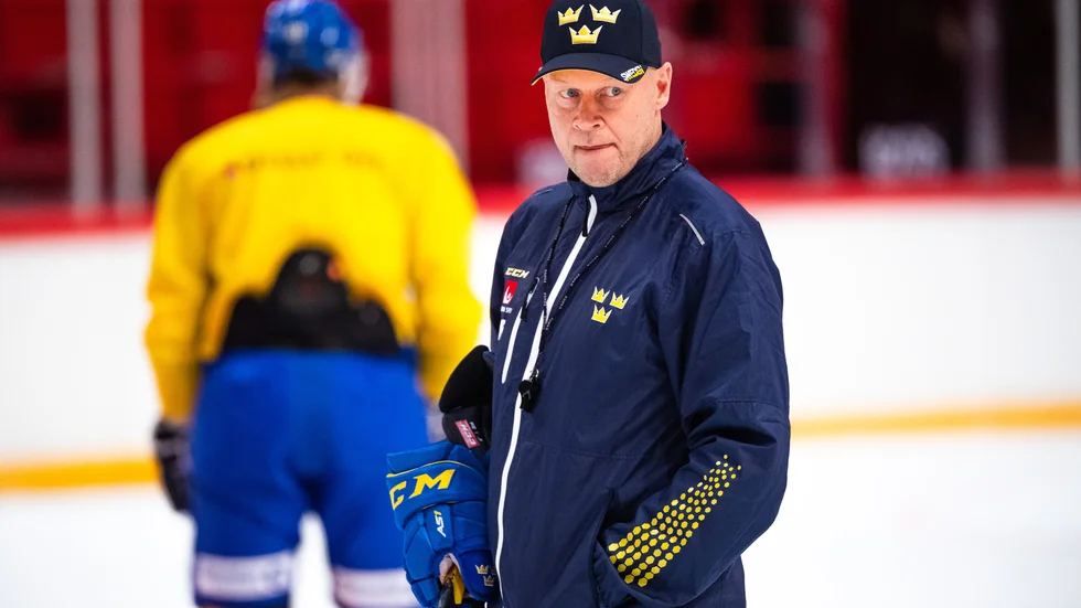 Den tidigare Almtunatränaren Marcus Ragnarsson är assisterande förbundskapten i Tre Kronor, som under måndagen presenterade truppen till Beijer Hockey Games. En trupp dit många spelare inte fanns tillgängliga.