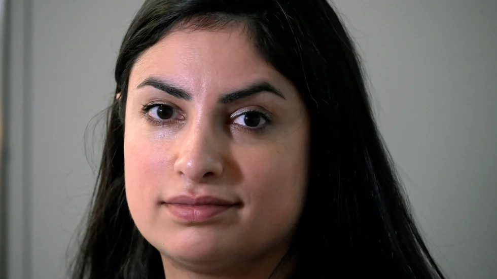 Vänsterpartiets ledare Nooshi Dadgostar vill lyfta fram yrken som chaufförer, servitriser, skolpersonal och butiksanställda i vaccinationskön efter riskgrupper och folk i vården. Arkivbild.